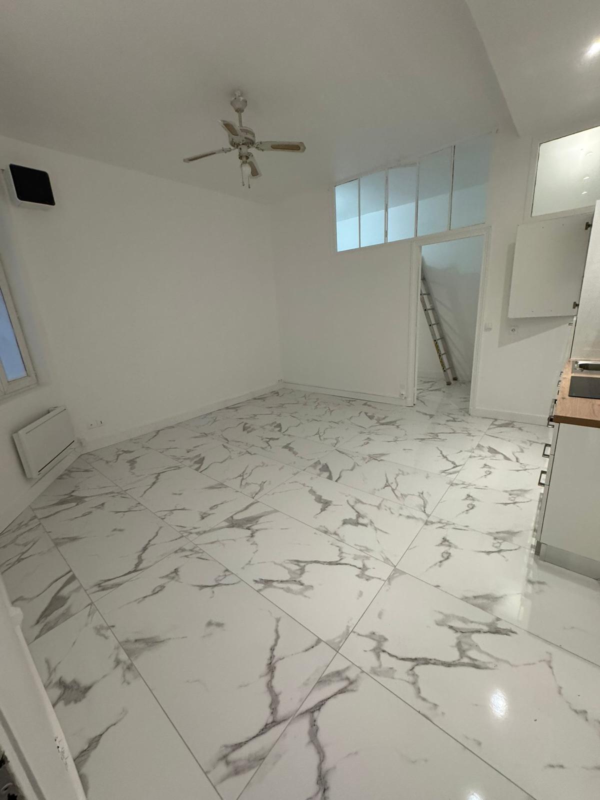 Salon spacieux et lumineux rénové Île-de-France artisan RGE